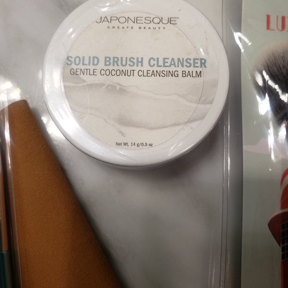 New Makeup Brush Bundle + Brush Cleaner - Picture 5 of 5